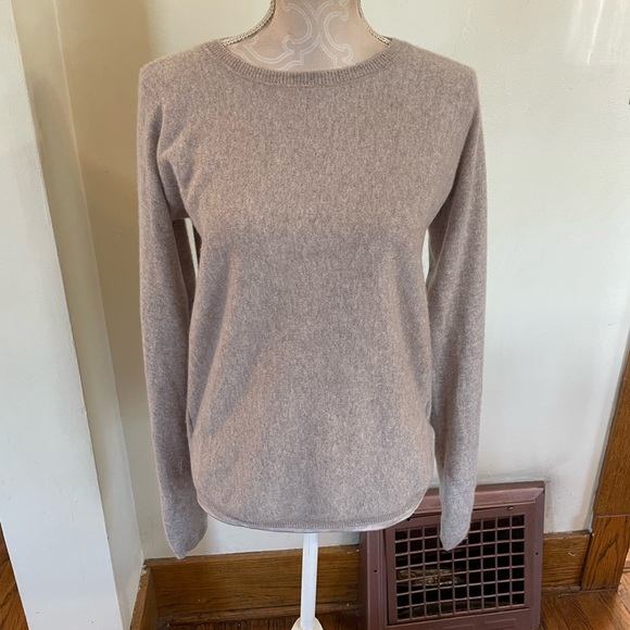 Garnet Hill Cashmere Oatmeal Hi-Lo Rounded Hem Sweater M fits Like Small - Picture 1 of 5